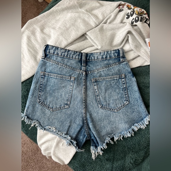 Distressed Jean shorts - Picture 3 of 3